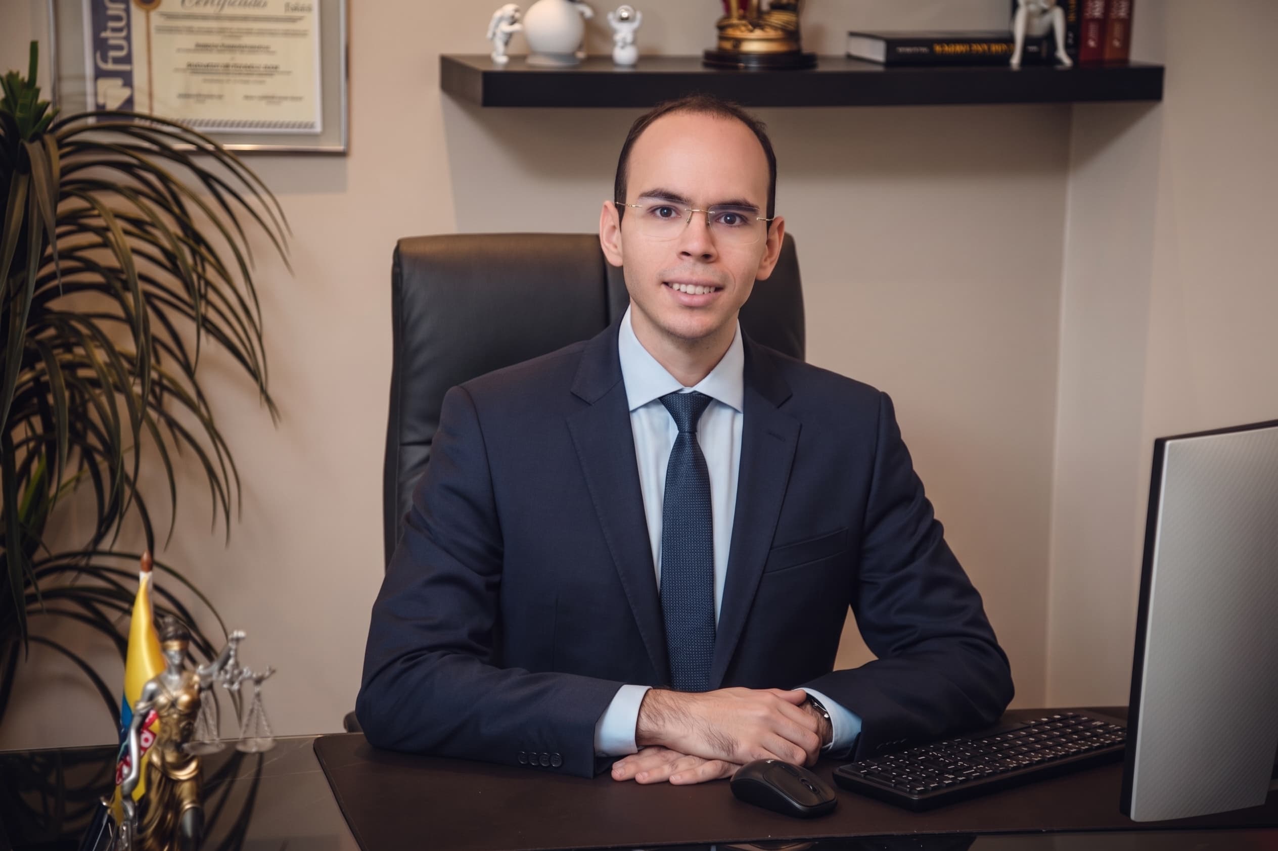 Dr. Fernando Mariz sorrindo, no seu escritório